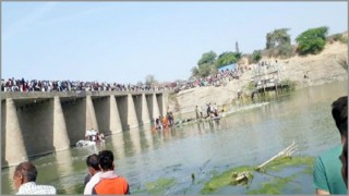বরযাত্রীবাহী বাস সোজাসুজি নদীতে পড়ে ২৪ জন নিহত